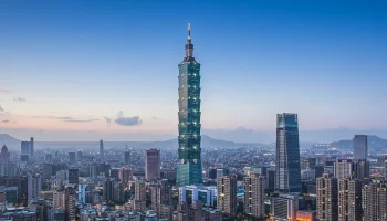 Скалолаз Хоннольд забрался на вершину небоскреба в Тайване без веревок