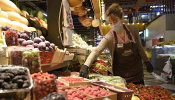 На ярмарках выходного дня в Москве появились сезонные овощи