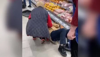 Четыре человека пострадали после нападения мужчины с ножом в магазине Петербурга