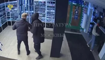 Мужчина напал со штопором на молодого человека в столичном магазине