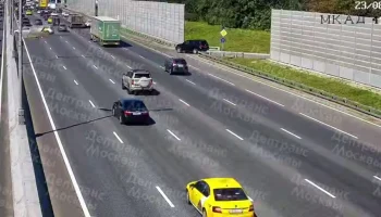 Появились кадры столкновения автомобилей на 42-м километре МКАД Появились кадры столкновения автомобилей на 42-м километре МКАД