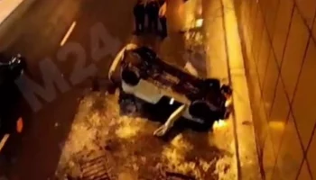 Движение на улице Сайкина затруднено из-за падения автомобиля с моста