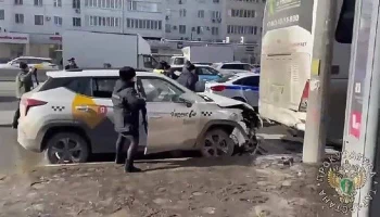 Следы наркотиков найдены в биоматериале водителя, въехавшего в остановку в Казани