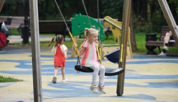 Пенсионер в одних трусах загорал на детской площадке в Москве