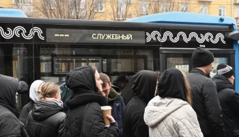 Мосгортранс направил к донорским центрам Москвы 23 автобуса для обогрева