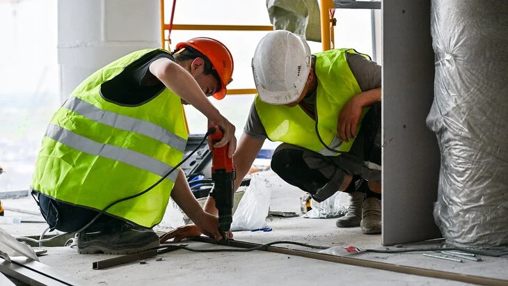 В доме Казакова проводят противоаварийные работы В доме Казакова проводят противоаварийные работы