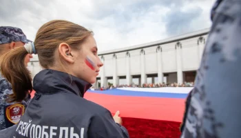 Музей Победы подготовил масштабный флешмоб и праздничную программу к Дню флага