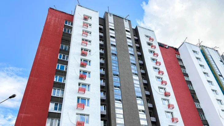 На западе столицы в жилом доме на Можайском шоссе проходит капитальный ремонт 14-этажного дома по со На западе столицы в жилом доме на Можайском шоссе проходит капитальный ремонт 14-этажного дома по со