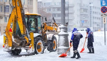Городские службы Москвы продолжают ликвидировать последствия снегопада