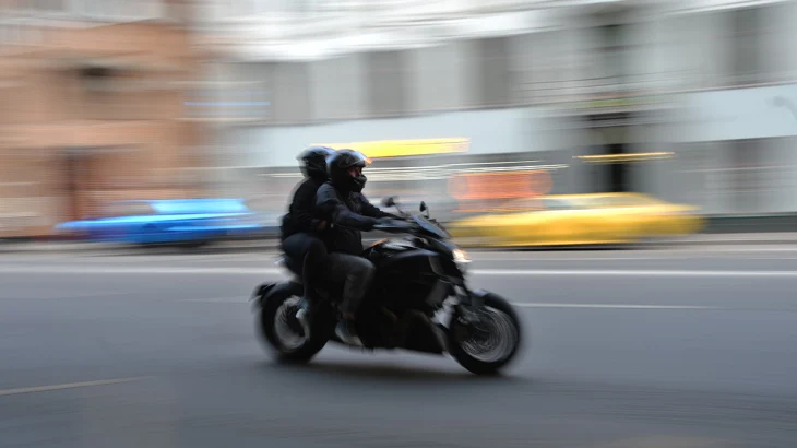 Автомобиль сбил мотоциклиста на Кутузовском проспекте в Москве