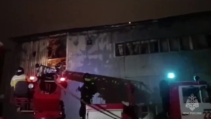 Пожарные ликвидировали открытое горение складского здания в Подмосковье Пожарные ликвидировали открытое горение складского здания в Подмосковье