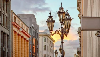 Уличное освещение и подсветку зданий в Москве перевели на летний режим работы