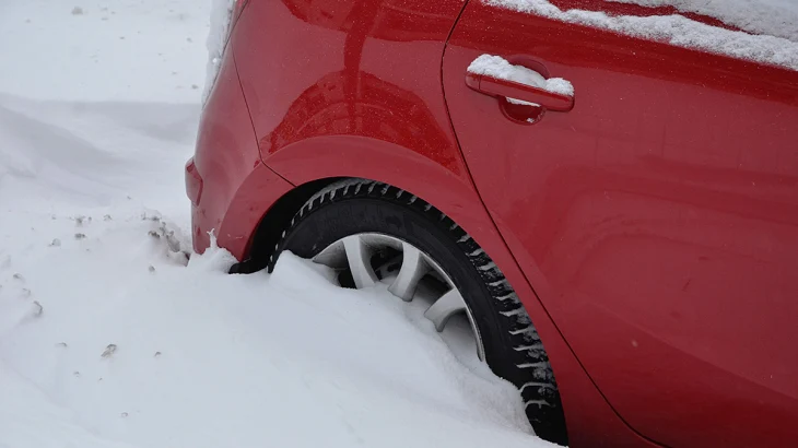 Россиянам рассказали, как освободить автомобиль от снега Россиянам рассказали, как освободить автомобиль от снега
