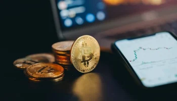 Стоимость биткоина превысила 112 тысяч долларов