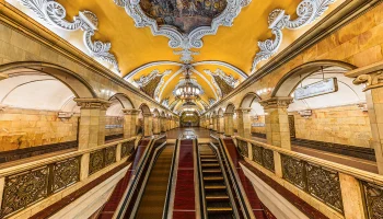 Фрагмент лепнины упал на пассажира на станции московского метро &laquo;Комсомольская&raquo;