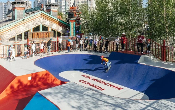 Лето в Москве: в городских скейт-парках бесплатно научат езде на трюковом самокате Лето в Москве: в городских скейт-парках бесплатно научат езде на трюковом самокате