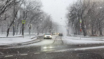Московских водителей призвали соблюдать дистанцию из-за снегопада 26 января