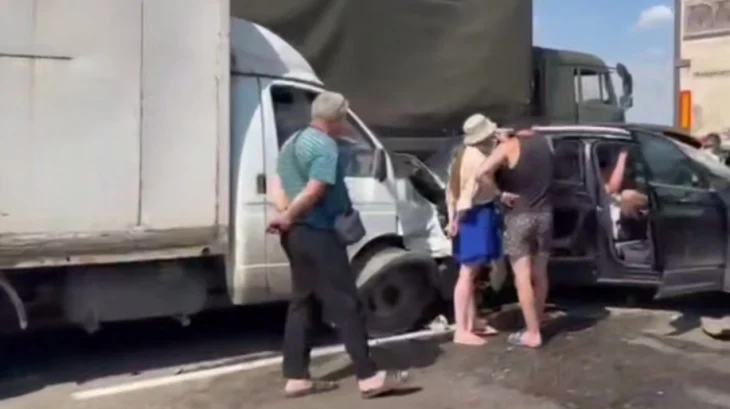 Двенадцать автомобилей столкнулись под Ростовом из-за пожара на пшеничном поле Двенадцать автомобилей столкнулись под Ростовом из-за пожара на пшеничном поле