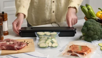 Домашние заготовки: чем они могут быть опасны и какие продукты нельзя вакуумировать