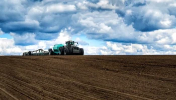 Трактор подорвался на мине в поле в Белгородской области