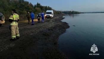 Автомобиль УАЗ с людьми ушел под воду на реке в Башкирии