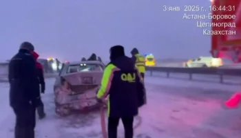 Число попавших в ДТП на трассе в Казахстане автомобилей возросло до 95