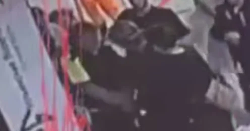 Видео с нападением автоподставщиков на сотрудника ДПС в Москве появилось в Сети