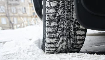 Введен запрет на езду без зимних шин: как водителям не получить штраф