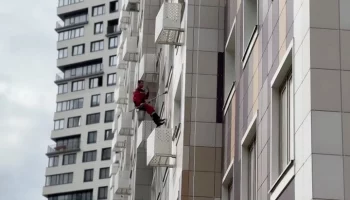 Столичные службы продолжают работу по очистке дворов и фасадов домов после зимы