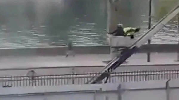 Появились кадры побега грабителей из Лувра Появились кадры побега грабителей из Лувра