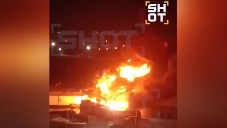 Пожар площадью 850 "квадратов" произошел в гаражном боксе в Красноярске Пожар площадью 850 "квадратов" произошел в гаражном боксе в Красноярске