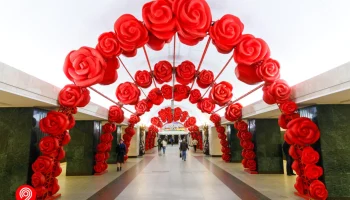 Станцию метро «Трубная» украсили более 400 алых роз к 8 Марта Станцию метро «Трубная» украсили более 400 алых роз к 8 Марта