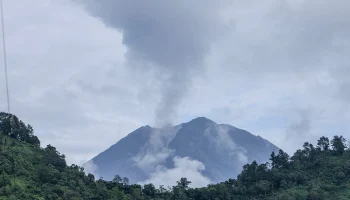 Вулкан Семеру в Индонезии выбросил столб пепла на высоту 4,5 км