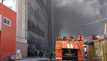 Административное здание загорелось в Барнауле на площади 1 тыс "квадратов"