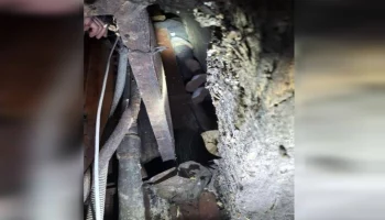 Мужчина провалился в пространство между перегородками на чердаке дома в Москве