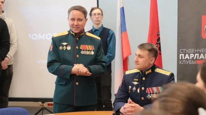 Участники СВО Эльдар Шарипов и Эдуард Шонов приняли участие в гражданской акции с молодежным парламе Участники СВО Эльдар Шарипов и Эдуард Шонов приняли участие в гражданской акции с молодежным парламе