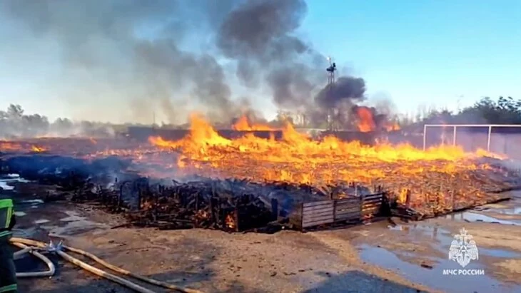 Пожарные локализовали возгорание на овощехранилище в Крыму