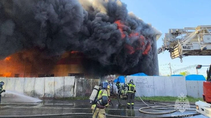 Склад горит на площади 2,3 тыс "квадратов" в Челябинске Склад горит на площади 2,3 тыс "квадратов" в Челябинске