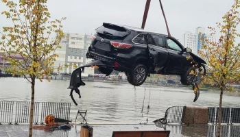 РИА Новости: женщина находилась за рулем упавшего в Москву-реку внедорожника