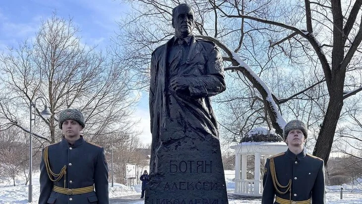 Монумент Герою России Алексею Ботяну появился в Покровском парке