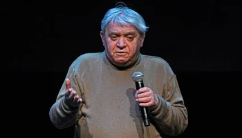 Автомобиль сбил драматурга Александра Гельмана в центре Москвы