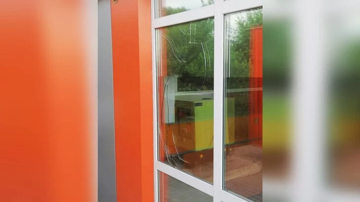 Административное здание повреждено из-за атаки БПЛА в Брянске