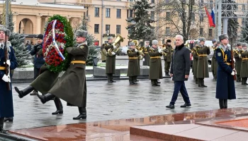 Собянин возложил венок к монументу Победы в Минске