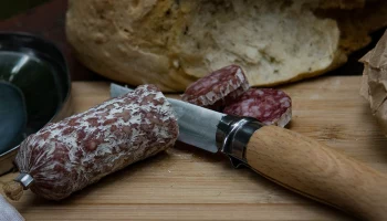 &laquo;Его применяют незаконно&raquo;: чем опасен &laquo;мясной клей&raquo;, который добавляют в продукты