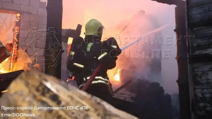 Два человека погибли при пожаре в ТиНАО Два человека погибли при пожаре в ТиНАО