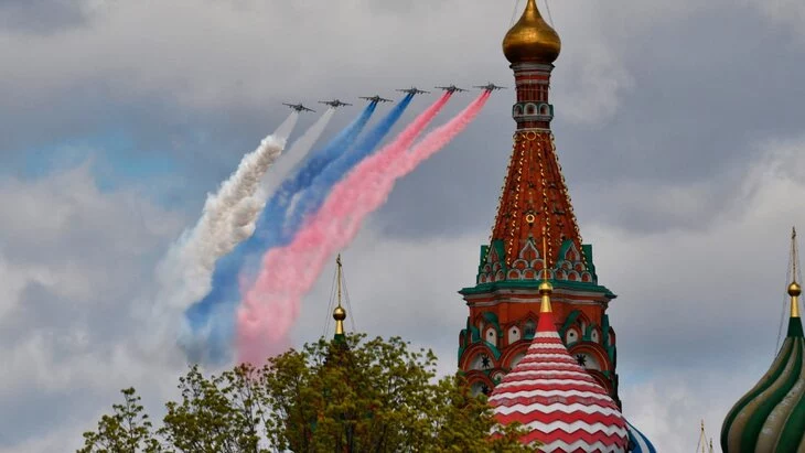 Парад Победы на Красной площади в Москве завершился пролетом авиации