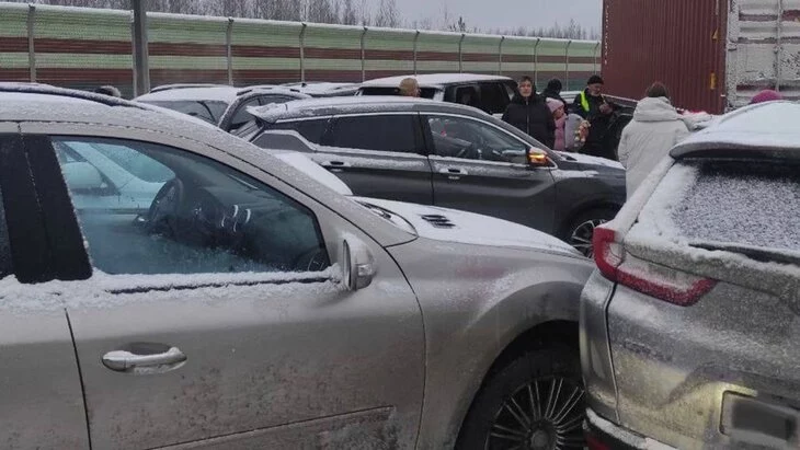Число столкнувшихся в Новгородской области автомобилей достигло 50