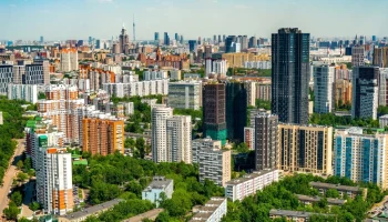 Более 560 крыш жилых домов капитально отремонтировали в Москве в этом году
