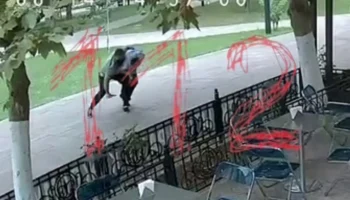 Момент нападения на мужчину в Дагестане попал на камеры видеонаблюдения