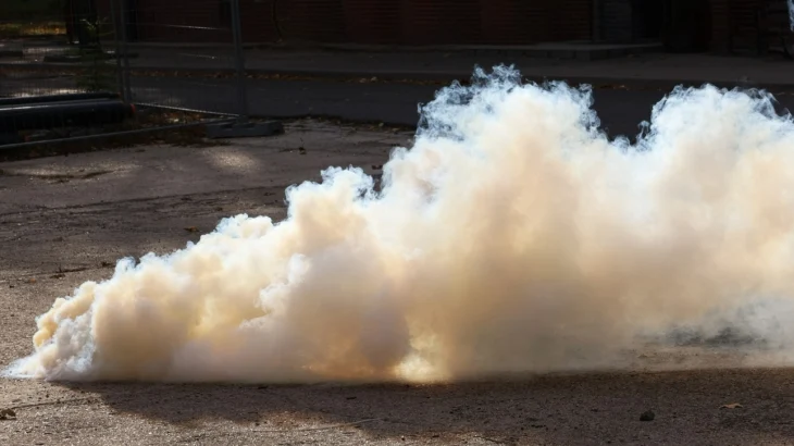 Shot: Мужчина бросил дымовую шашку в центре по пересадке волос в Москве Shot: Мужчина бросил дымовую шашку в центре по пересадке волос в Москве